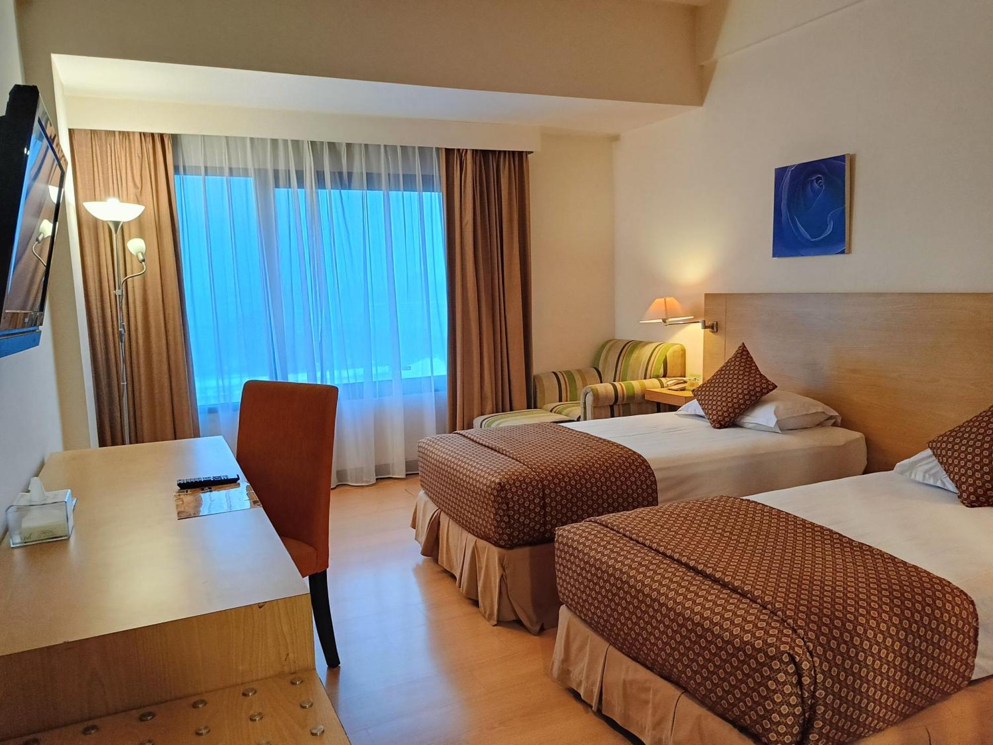 Kartika Graha Hotel Malang Exterior foto