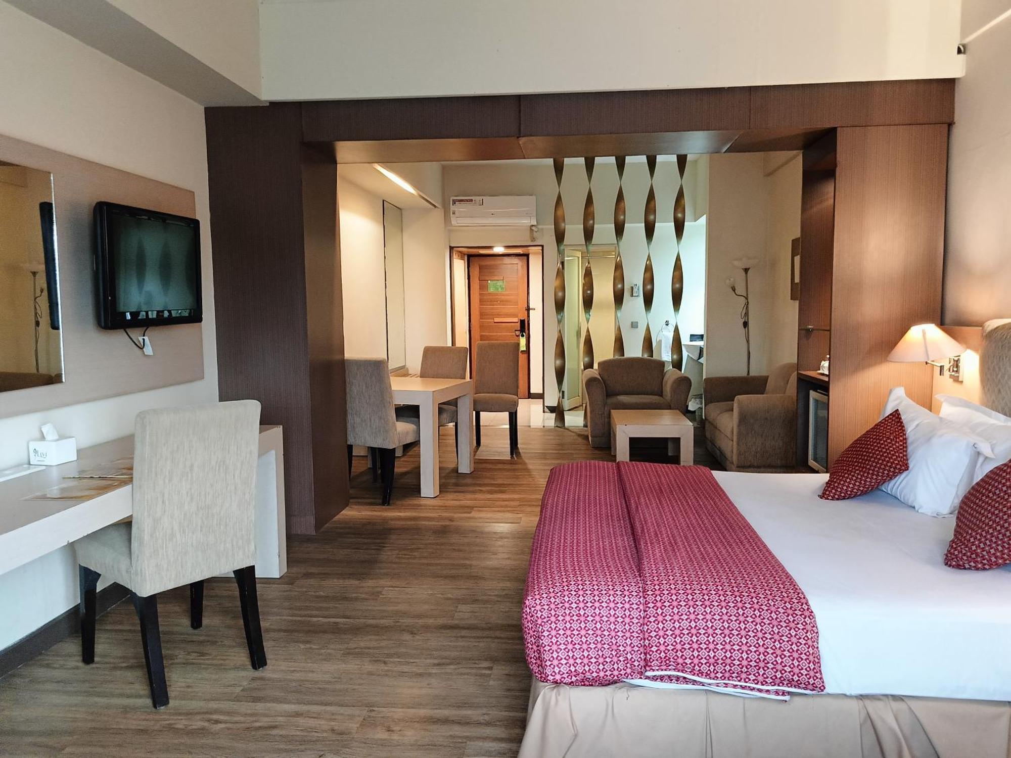 Kartika Graha Hotel Malang Exterior foto