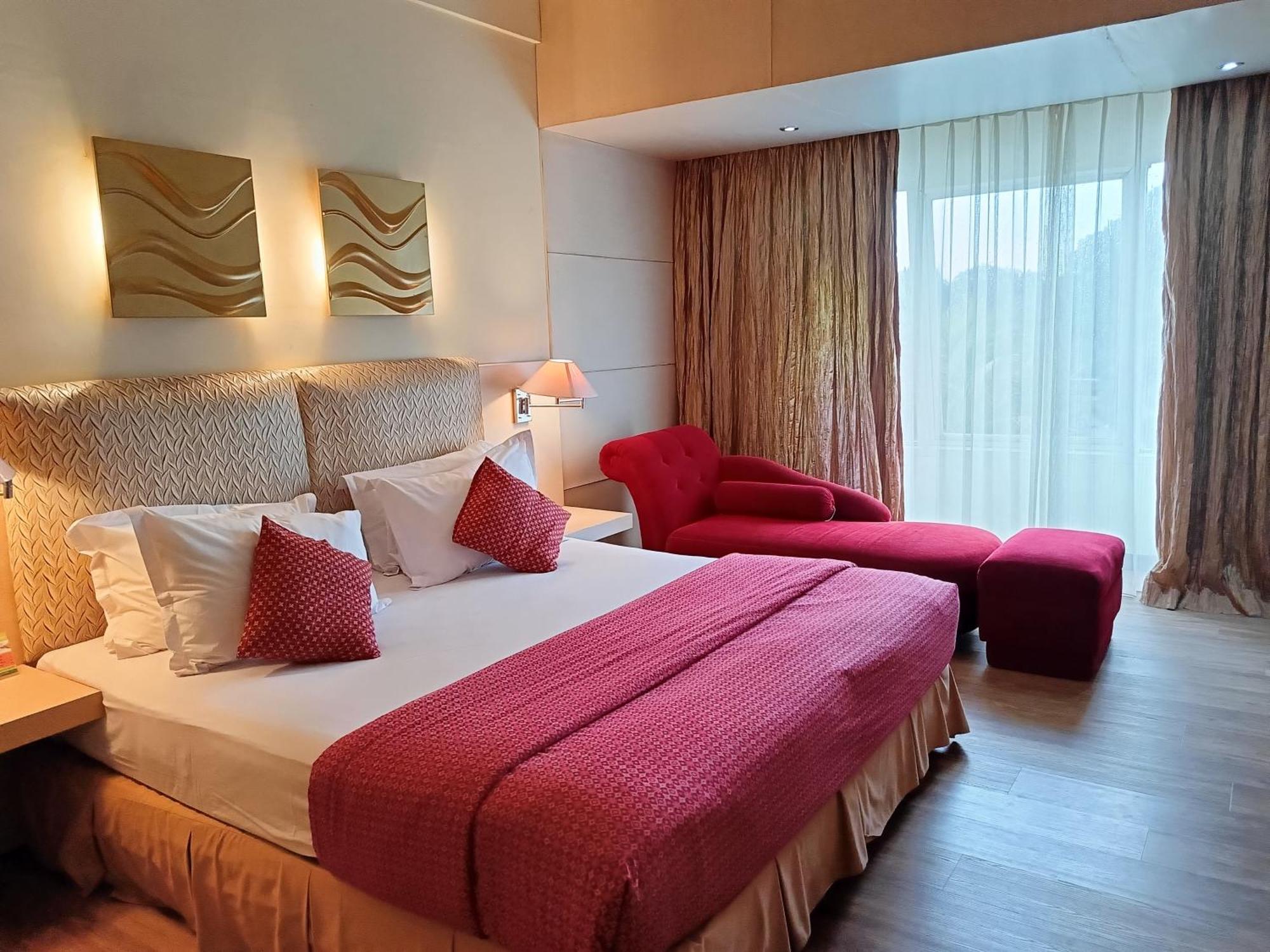 Kartika Graha Hotel Malang Exterior foto