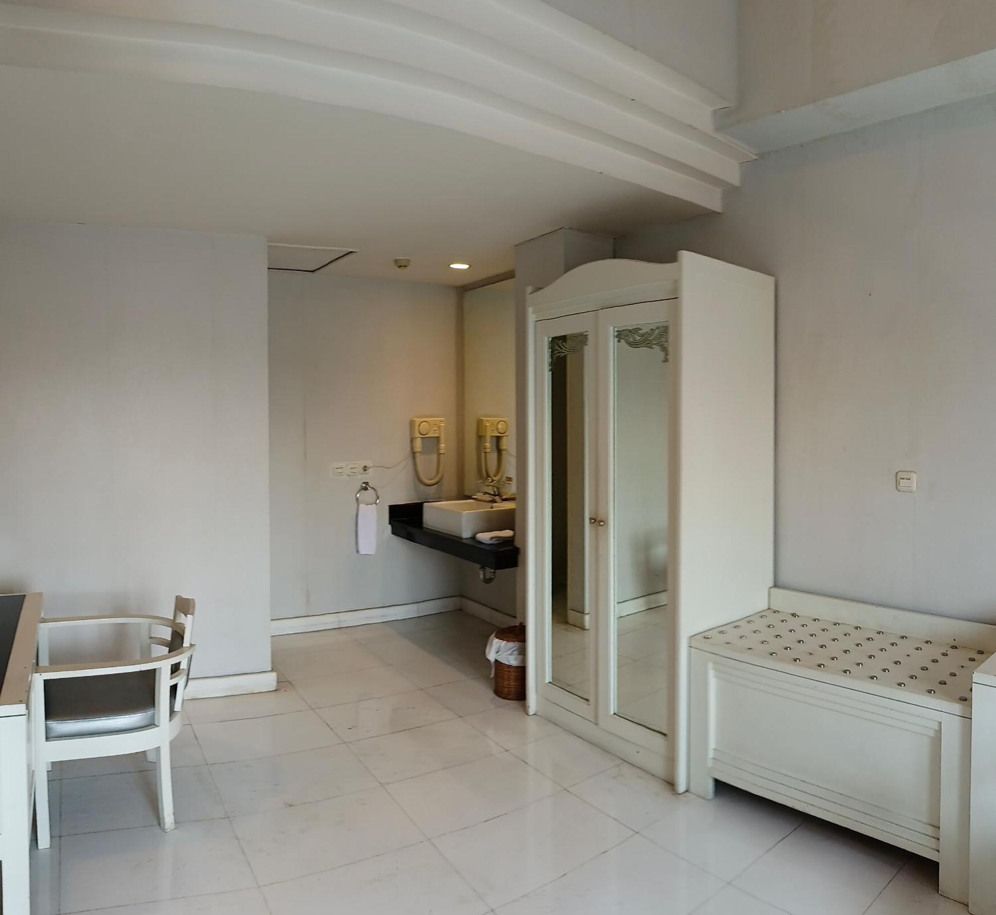 Kartika Graha Hotel Malang Exterior foto